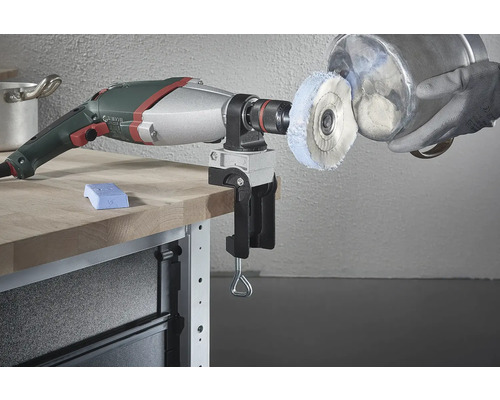 Een boormachine met polijststuk en tafelbevestiging wordt gebruikt om een pot te polijsten.