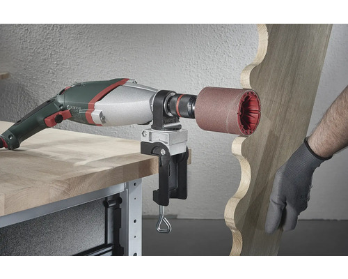 Opname van een stationaire boormachine met schuurhuls voor houtbewerking op een werkbank.