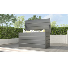 Geopende grijze opbergbox met kussens in de tuin