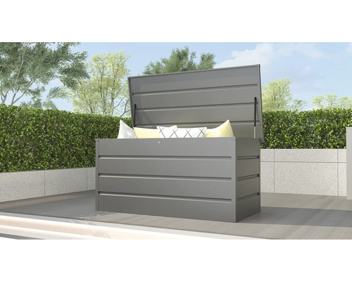 Geopende grijze opbergbox met kussens in de tuin