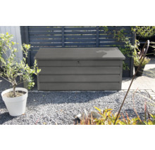 Tuinscene met een grijze opbergbox voor buiten.