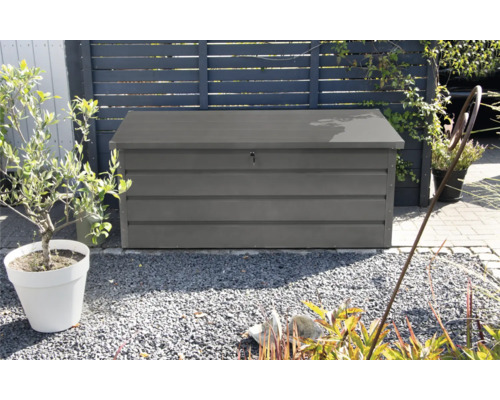 Tuinscene met een grijze opbergbox voor buiten.