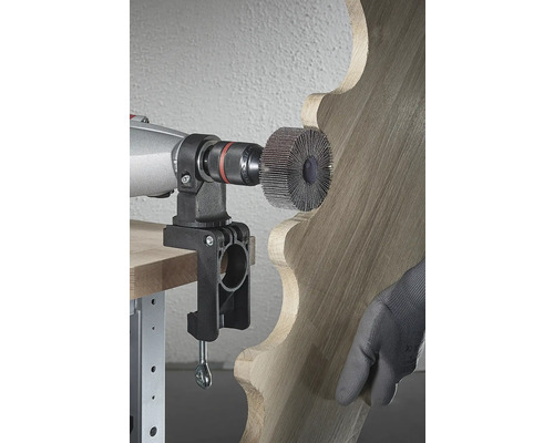 Borstelopzetstuk op boormachine bewerkt hout