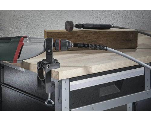 Elektrisch gereedschap met flexibele as en tafelklem op een werkbank