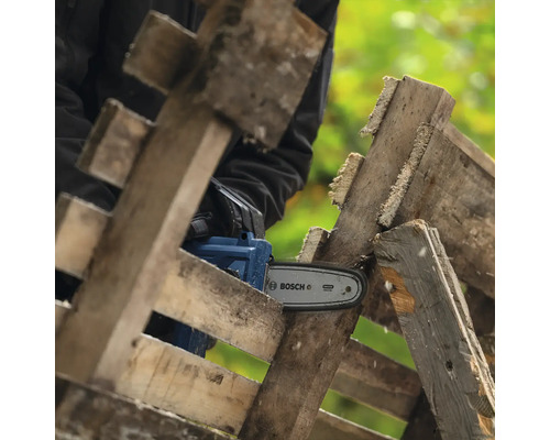 Accukettingzaag bij het zagen van houten pallets