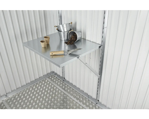 Interieur van een tuinhuis met metalen plank, plantenbakken, emmers en een tuinschep.