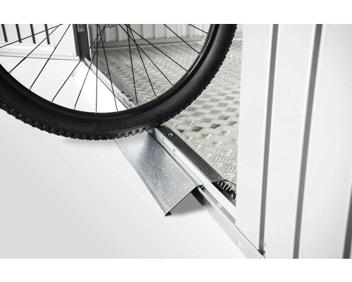 Detailopname van een fietsband op een geribbelde metalen hellingbaan