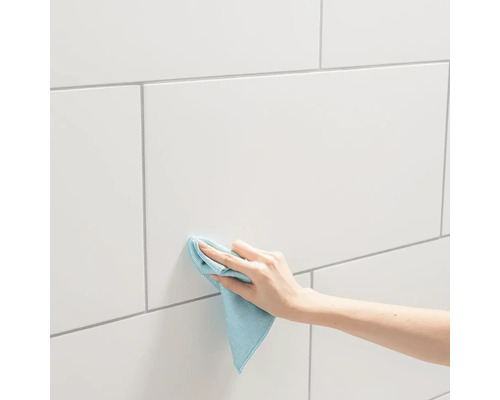 Reinigen van de wandtegels met een doek