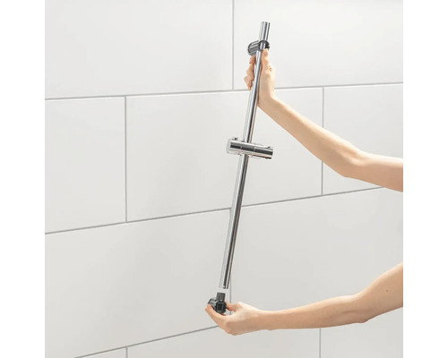 Douchestang wordt gemonteerd