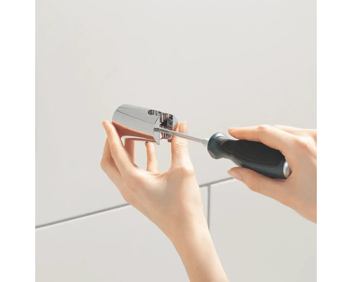 Installatie van een toiletpapierhouder met schroevendraaier