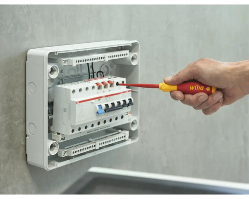 Installatie van een zekeringkast met een Wiha schroevendraaier