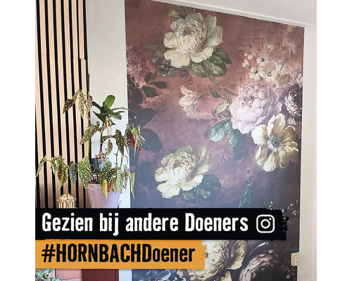 Wanddecoratie met bloemmotief en houten panelen