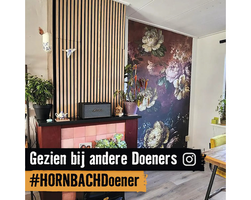 Woonkamer met wandpanelen en bloemenbehang