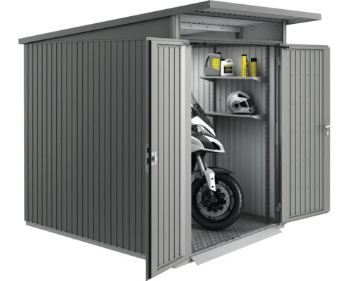 Metalen gereedschapsschuur met motor, planken, oliën en helm