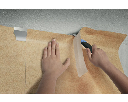 Behang aanbrengen met een afbreekmes