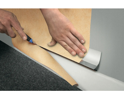 Tapijt snijden met een tapijtmes en een snijgeleider