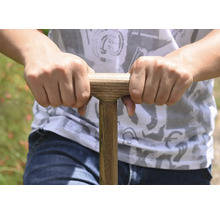 Close-up van een persoon die een spadessteel met houten handvat vasthoudt