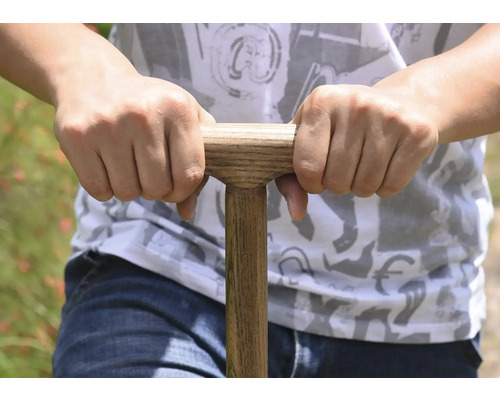 Close-up van een persoon die een spadessteel met houten handvat vasthoudt