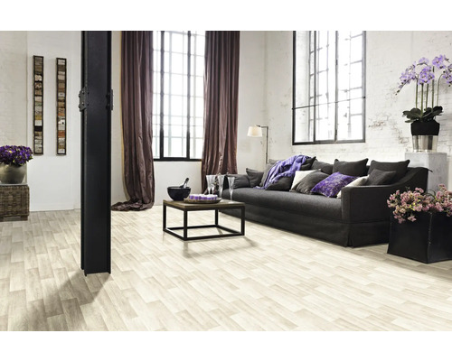 Woonkamer met bank, salontafel en lichte houten vloer