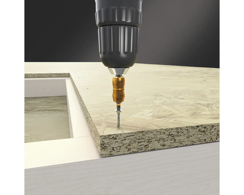 Accuboormachine schroeft schroef in houten plaat