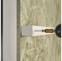 Bevestigen van een stuk hout met een schroef aan een wand met een schroevendraaier