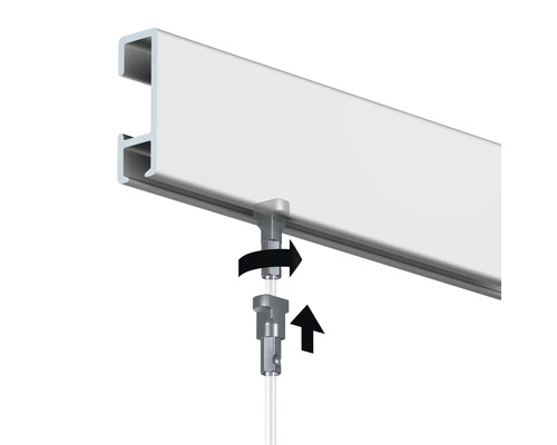 Detailopname van een gordijnrail met bevestigingselementen en pijlen om de montage te illustreren.