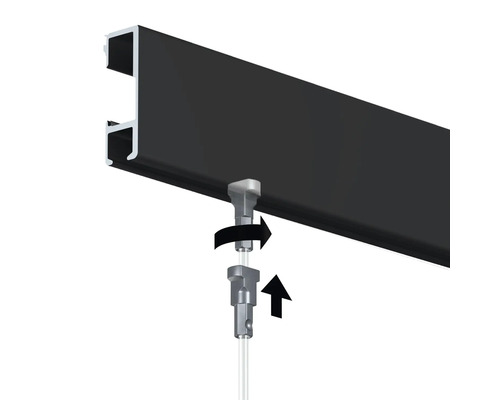 Montage van een ophangset aan een rail met pijlen die de draaibeweging en het omhoog brengen weergeven.