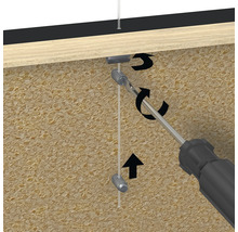 Installatiescène met een kabelhangersysteem bevestigd aan een plafond, schroevendraaier om het systeem aan te spannen.