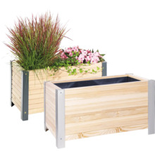 Twee houten plantenbakken met planten