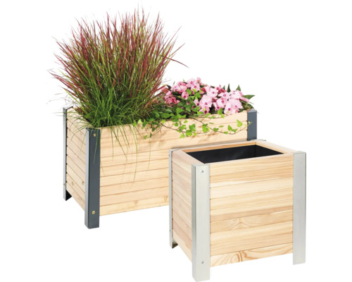 Twee houten plantenbakken met planten