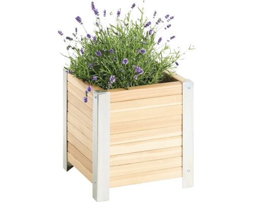Houten plantenbak met lavendel