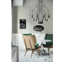 Interieurfoto van een café met stoelen, tafel en een abstracte plafondlamp