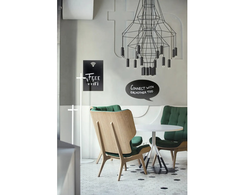 Interieurfoto van een café met stoelen, tafel en een abstracte plafondlamp