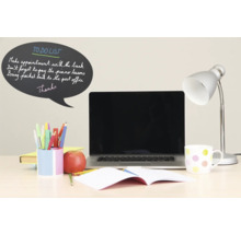 Bureau met laptop, lamp, beker, notities en pennen voor kantoororganisatie