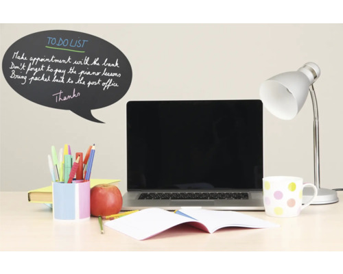 Bureau met laptop, lamp, beker, notities en pennen voor kantoororganisatie