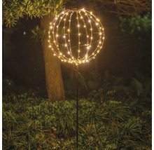 Tuin met een gloeiende bol van lichtjes op een stok