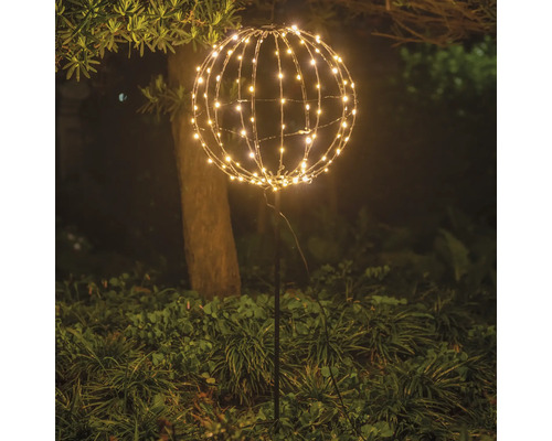 Tuin met een gloeiende bol van lichtjes op een stok