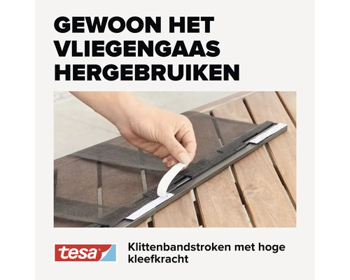 Persoon bevestigt een vliegengaas met klittenbandstroken