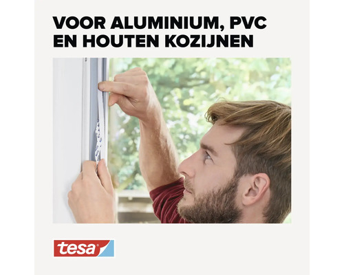 Man bevestigt afdichtband op een raamkozijn voor aluminium, kunststof en hout. Tesa Logo.