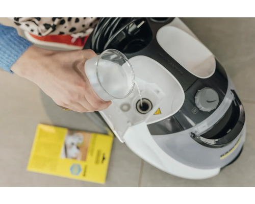 Persoon vult water in een Kärcher stoomreiniger