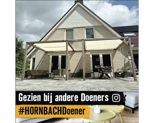 Terras met houten pergola en zitmeubelen voor een huis