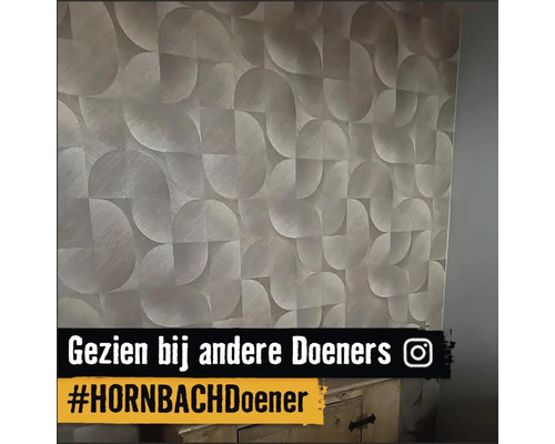 Wand met grafisch behangpatroon