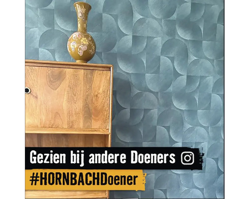 Interieurvoorbeeld met patroonbehang, dressoir en decoratieve vaas