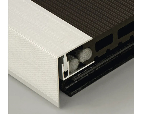 Detailopname van een aluminium deurafdichting met afdichtprofiel