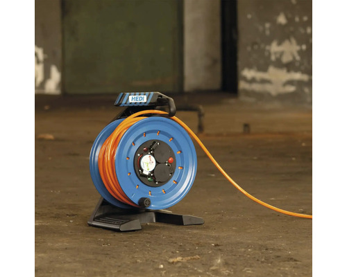 HEDI kabelhaspel met oranje kabel op zwarte standaard
