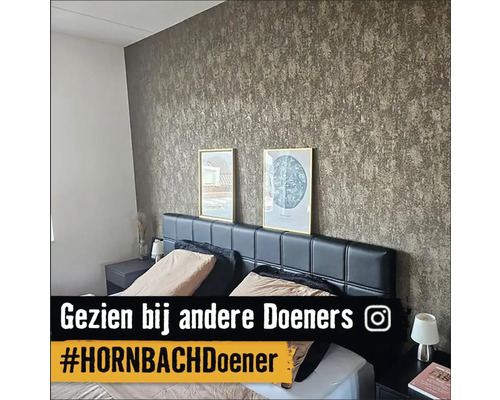 Slaapkamer met patroonbehang, bed met zwart hoofdeinde en nachtkastjes
