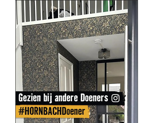 Hal met patroonbehang, plafondlamp en rookmelder