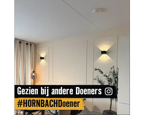 Woonkamer met wandlampen en gordijnen