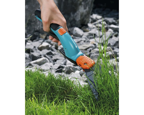 Gardena grassnijder in gebruik voor het snijden van gras