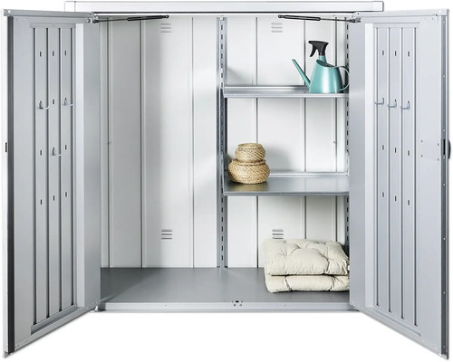 Open gereedschapskast met planken, gieter, manden en kussens